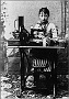 1887 Pia, la figlia di Enrico Bernardi usa una macchina da cucire a motore, inventata da suo padre Enrico Bernardi